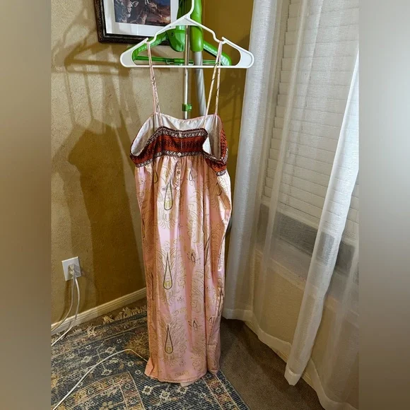 Elegant Pink and Red Patterned Maxi Dress - Picture 5 of 8